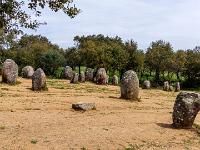 Unterer Almendres Steinkreis Bereich mit einzelnen Monolithen im Inneren